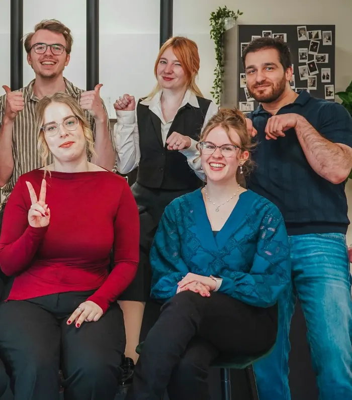 Collega's van VR-Innovations lachen samen op kantoor in Zwolle