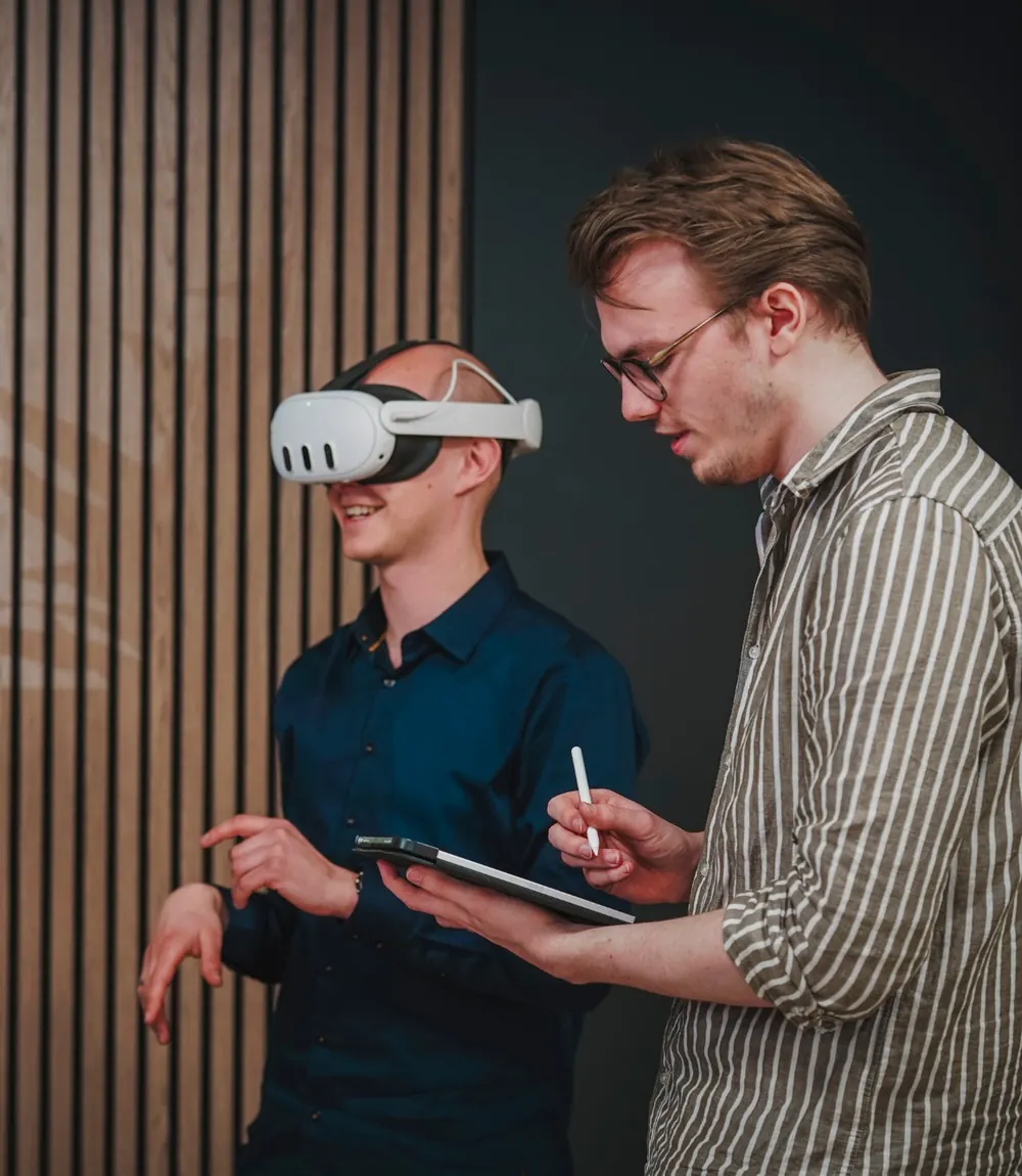 Team van VR-Innovations test een VR-toepassing met headset en tablet